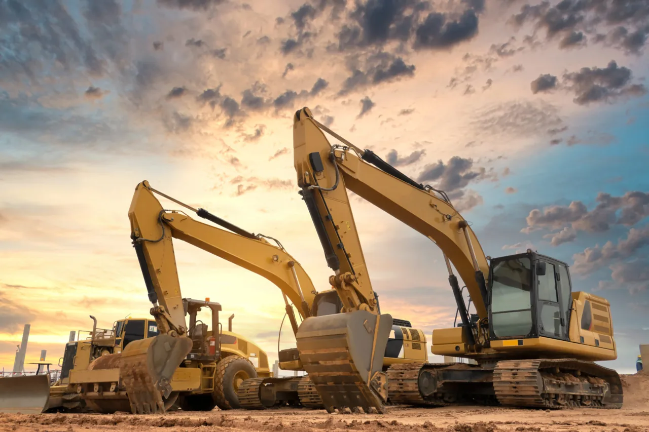 Baumaschinen im Abendlicht